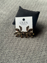 Load image into Gallery viewer, Flower Stud Earrings
