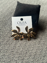 Load image into Gallery viewer, Flower Stud Earrings
