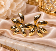 Load image into Gallery viewer, Flower Stud Earrings
