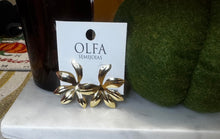 Load image into Gallery viewer, Flower Stud Earrings
